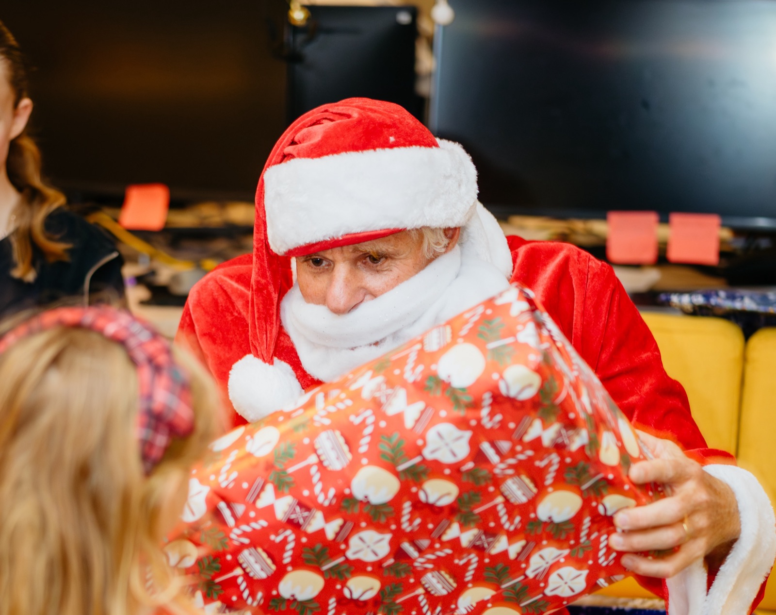 Le Père Noël distribue des cadeaux aux enfants lors de la fête de fin d’année au bureau
